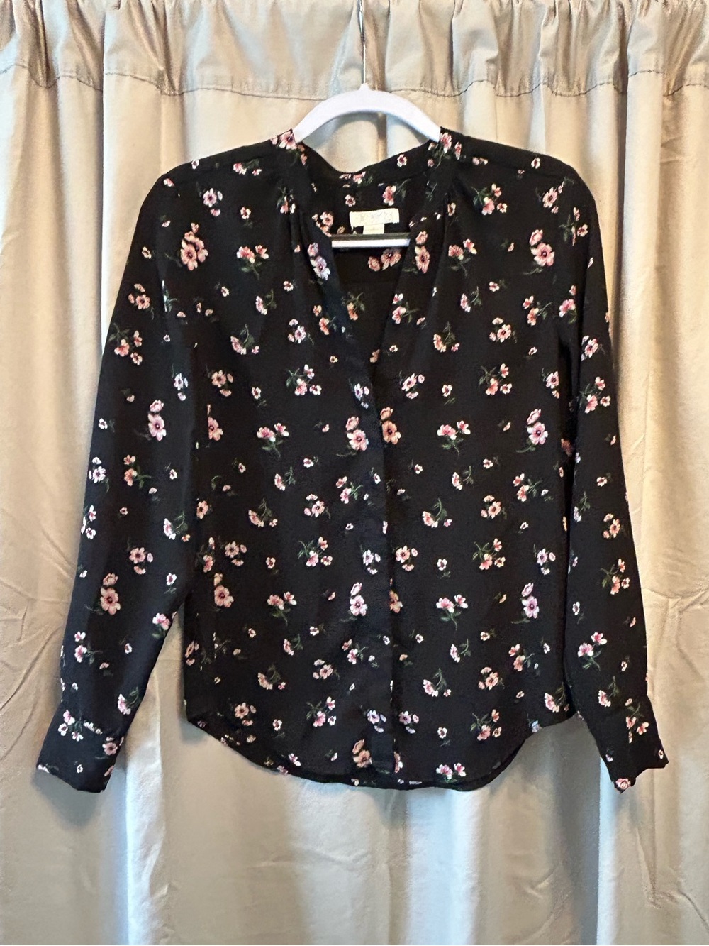Finn & Grace Black Floral V-Neck Button-Front Blouse